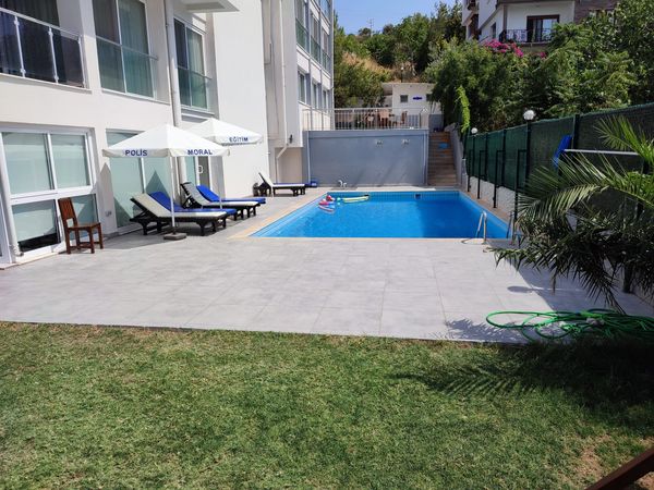 Çeşme Polis Evi'nde havuz ve çim bahçe