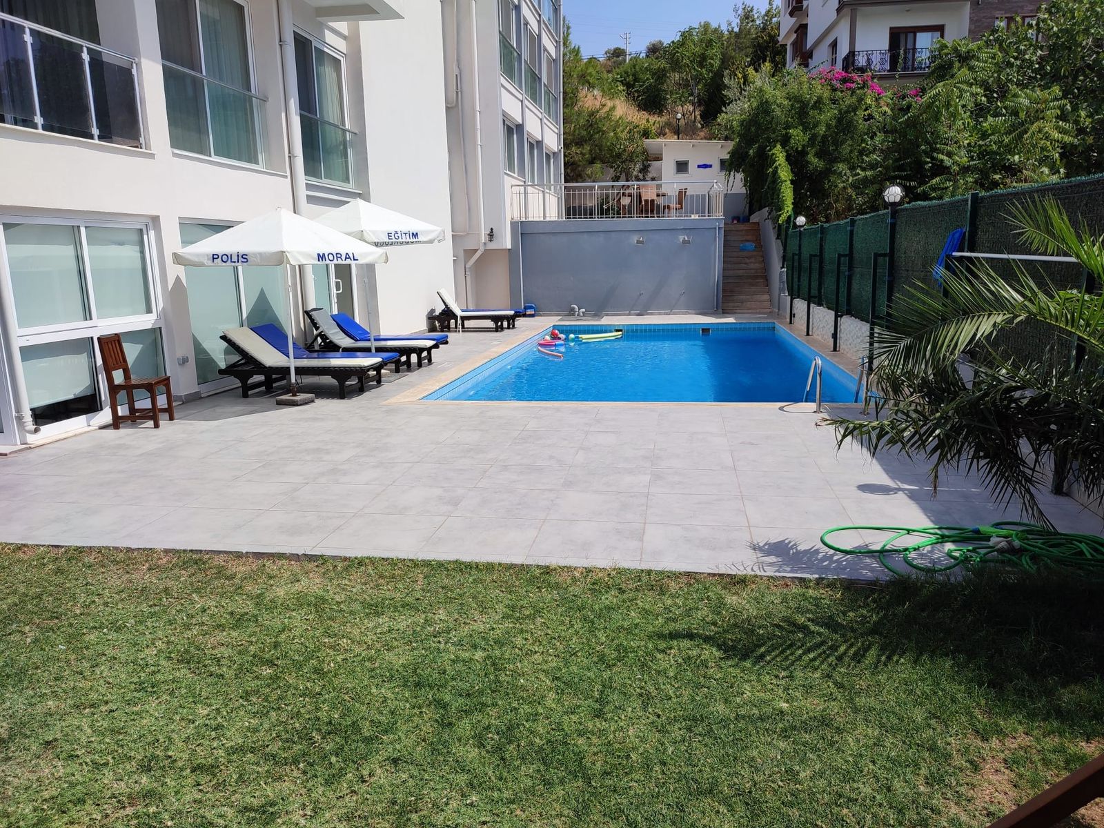 Çeşme Polis Evi'nde havuz ve çim bahçe