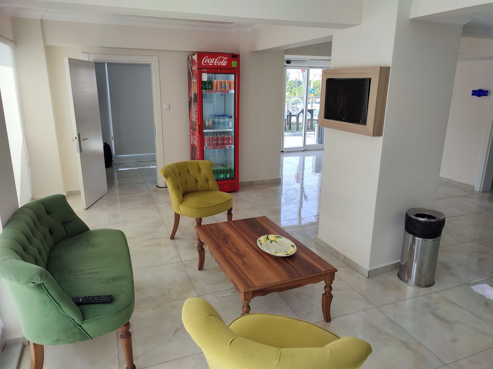 Çeşme Polis Evi lobisi ve oturma köşesi