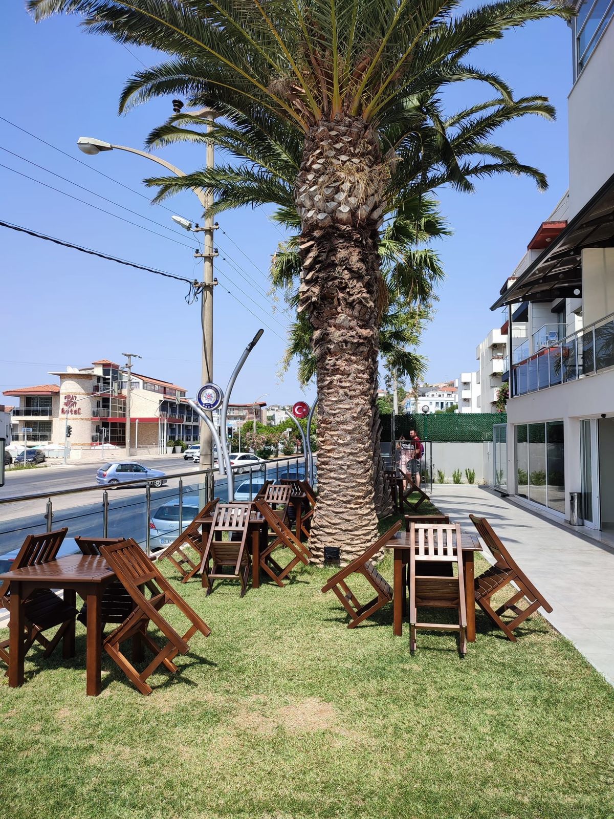 Çeşme Polis Evi'nin palmiyeli önbahçesi