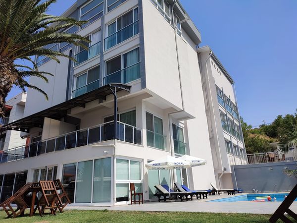 Çeşme Polis Evi binası ve yüzme havuzu