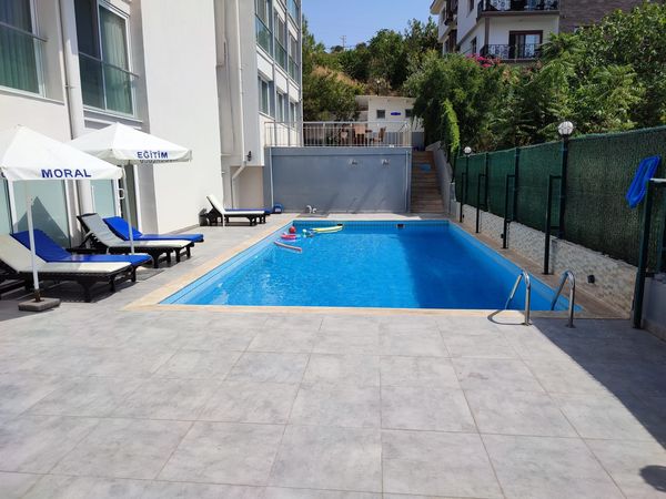 Çeşme Polis Evi yüzme havuzu ve şezlonglar