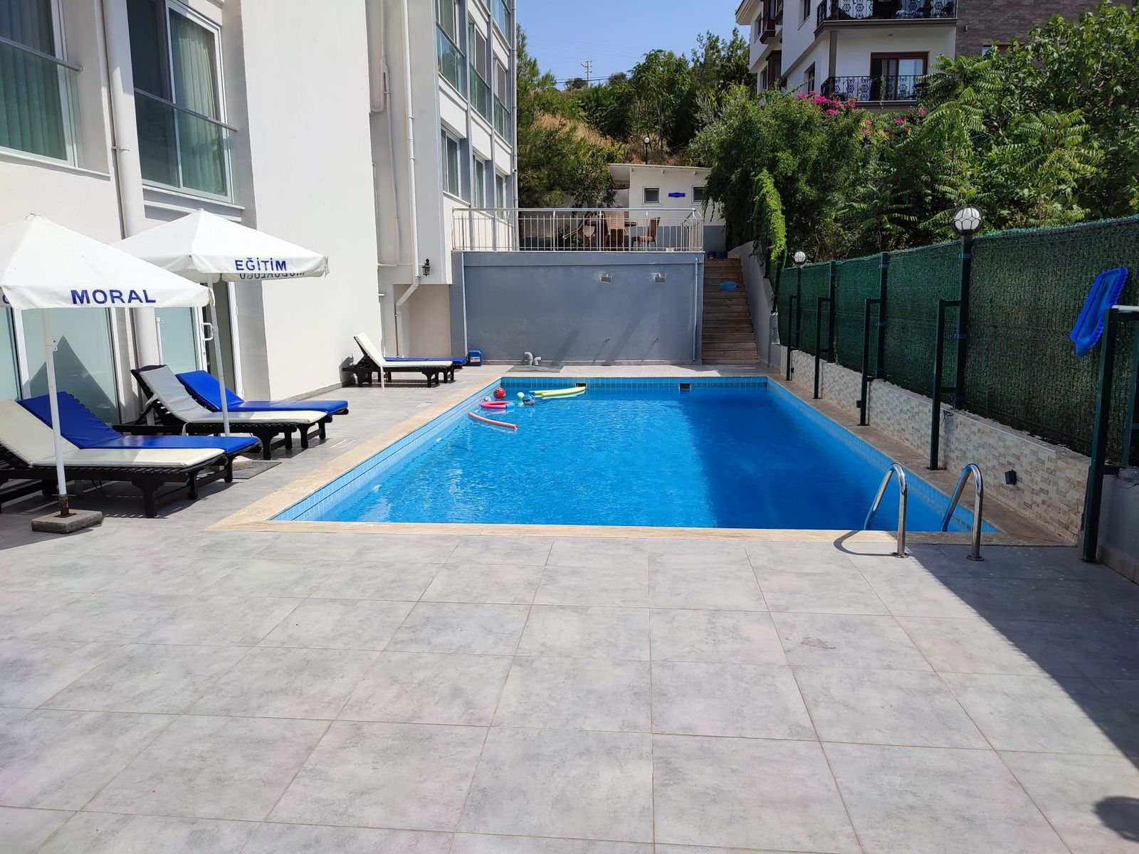 Çeşme Polis Evi yüzme havuzu ve şezlonglar