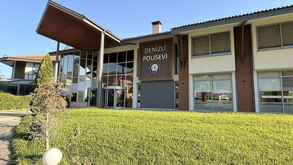 Denizli Polisevi binası ve yeşil alanı