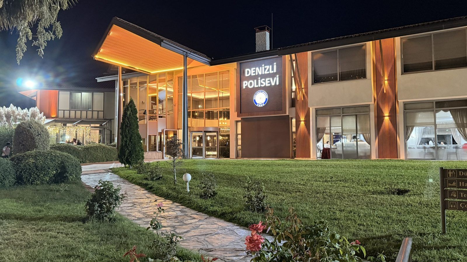 Denizli Polisevi tesisinin gece görünümü