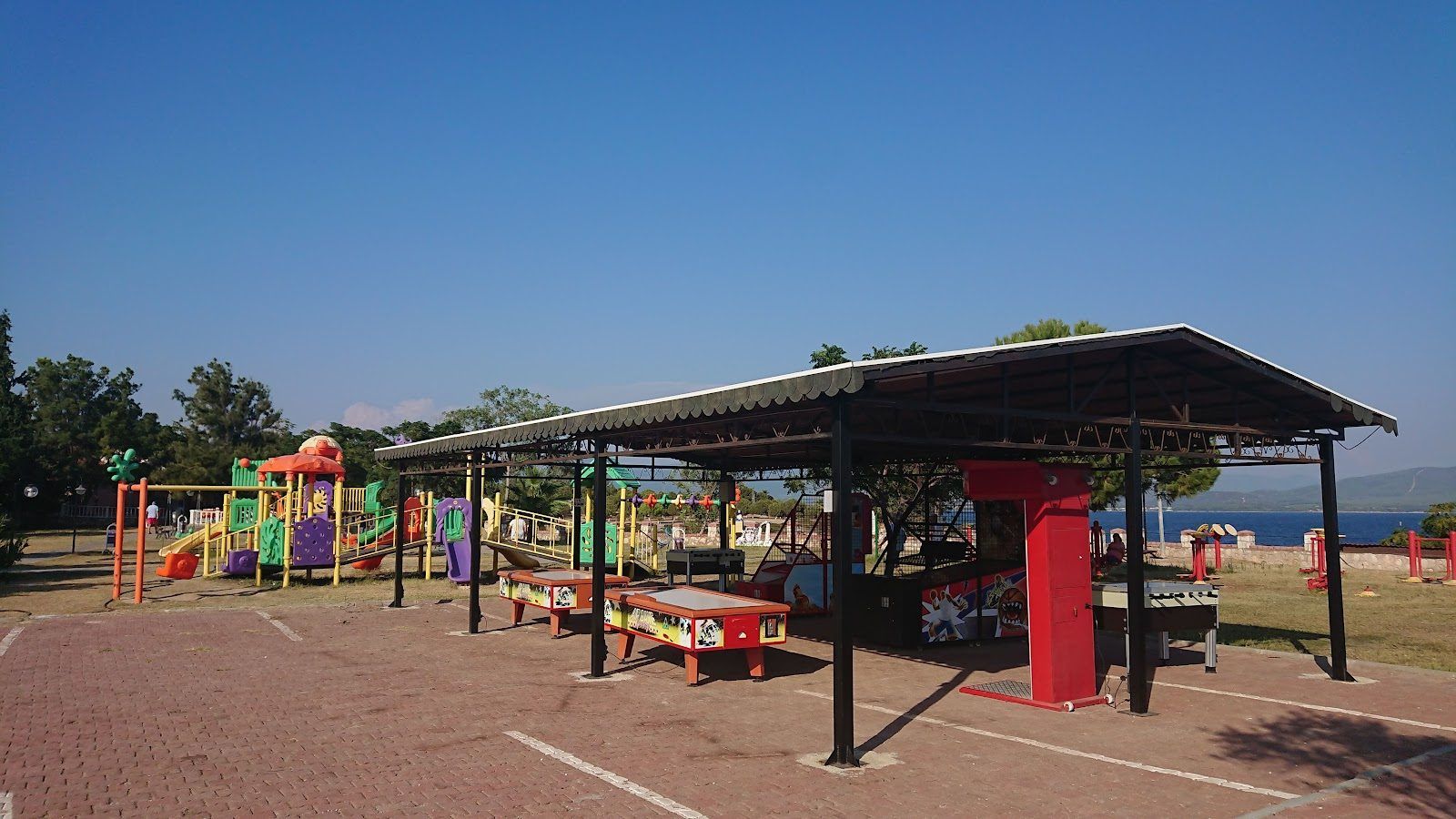 Didim PMEM plajında şezlonglar