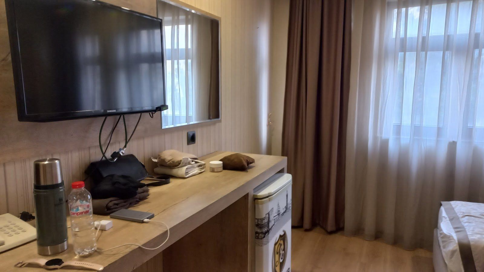 Diyarbakır Polisevi odasında çalışma masası