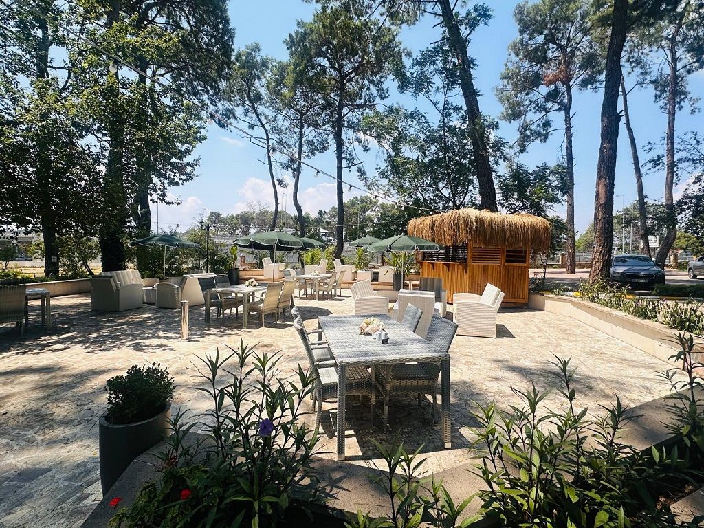 Döşemealtı Polis Sosyal Tesisleri'nin çam ağaçlı bahçe oturma alanı