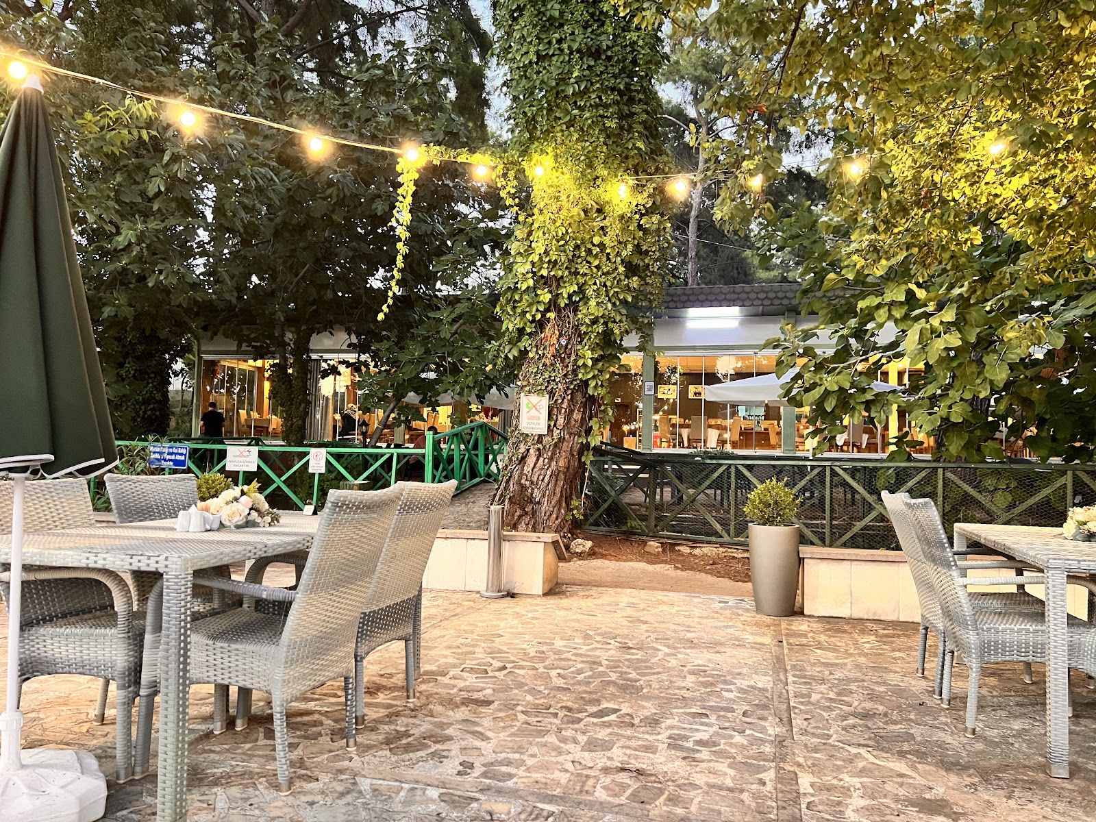 Döşemealtı Polis Sosyal Tesisleri'nin ışıklandırılmış bahçesi
