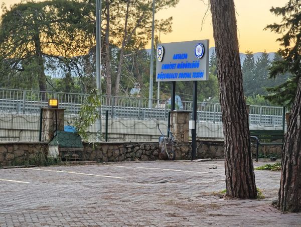 Döşemealtı Polis Sosyal Tesisleri otoparkı ve tabelası