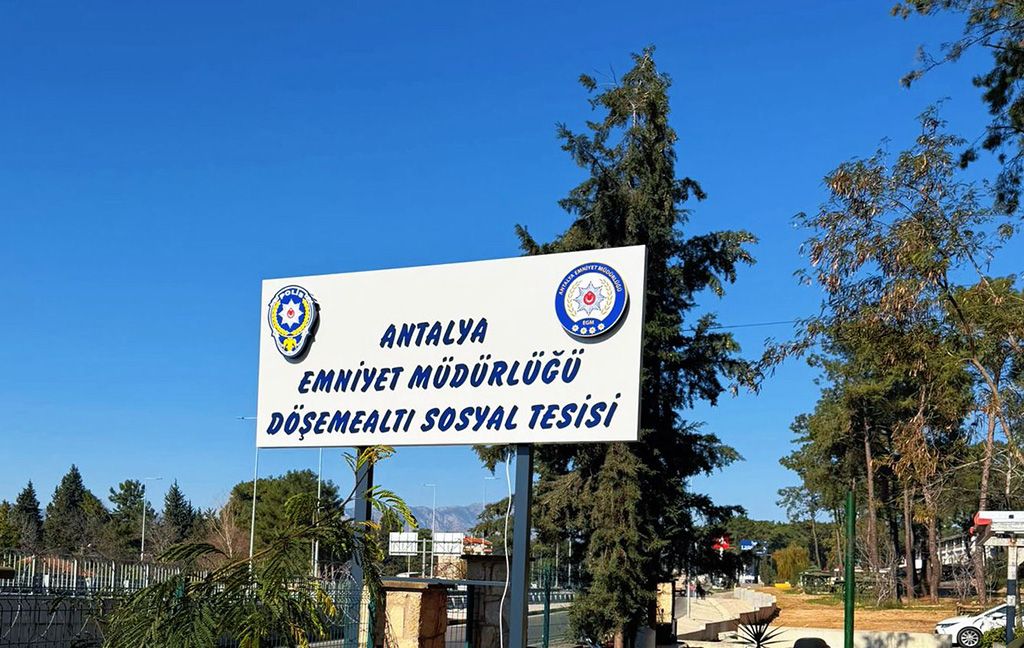 Döşemealtı Polis Sosyal Tesisleri'nin giriş tabelası