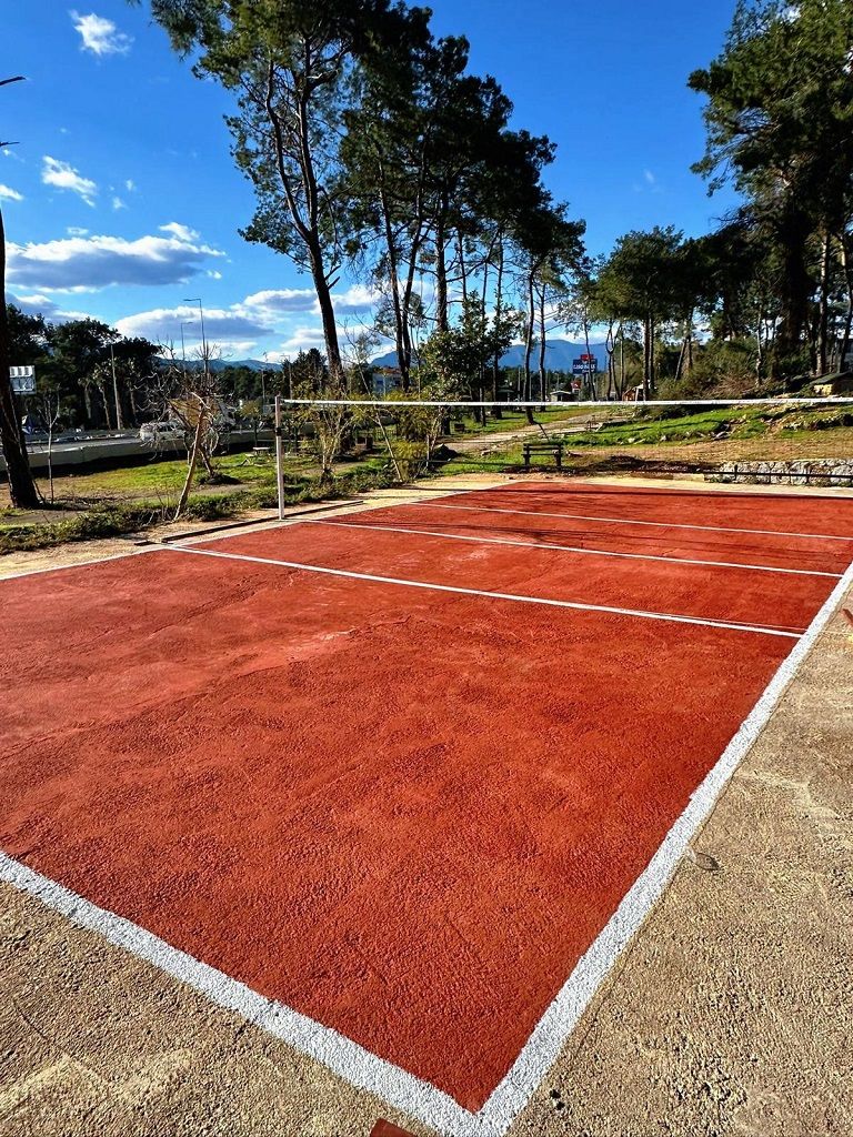 Döşemealtı Polis Sosyal Tesisleri'nin tenis kortu