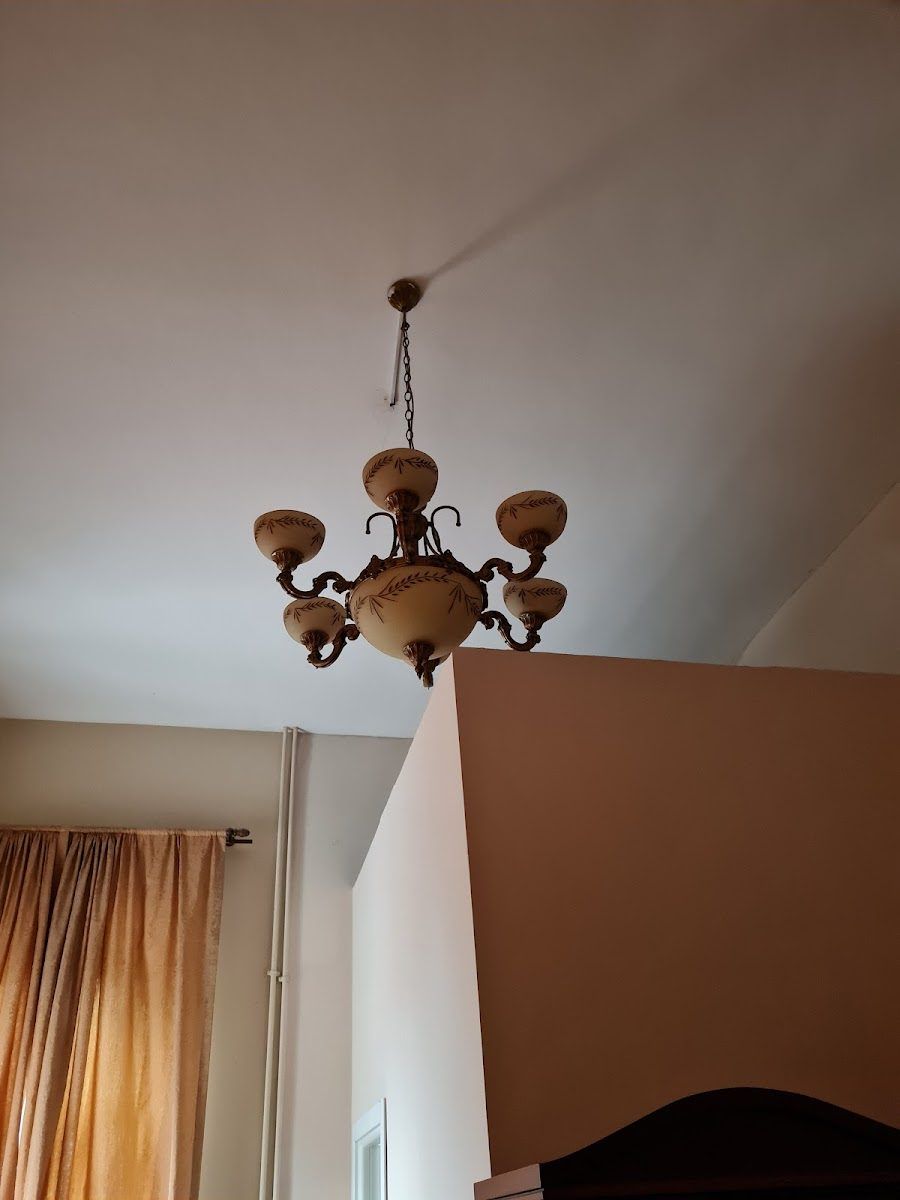 Edirne VIP Polis Evi iç mekânında avize detayı