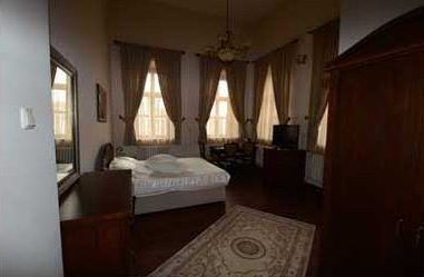 Edirne VIP Polis Evi konaklama odası: çift kişilik yatak, gardırop ve televizyon