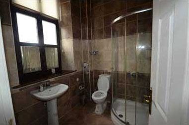 Edirne VIP Polis Evi oda banyosu: duşakabin ve lavabo