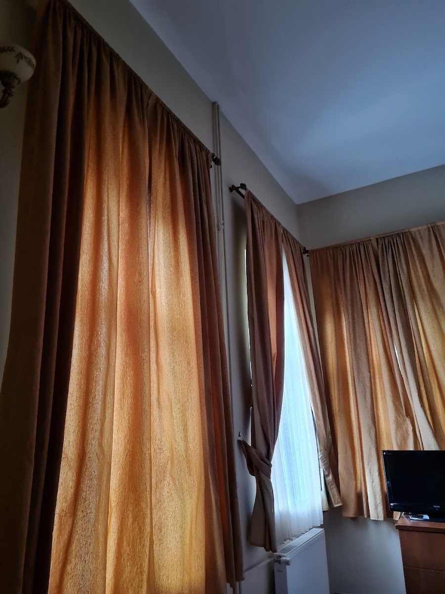 Edirne VIP Polis Evi oda içi: yüksek tavan ve pencere