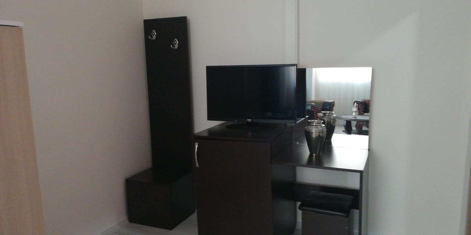 Elazığ Polisevi odasında televizyon ünitesi