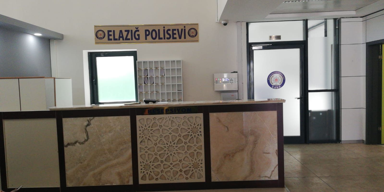 Elazığ Polisevi resepsiyon bankosu