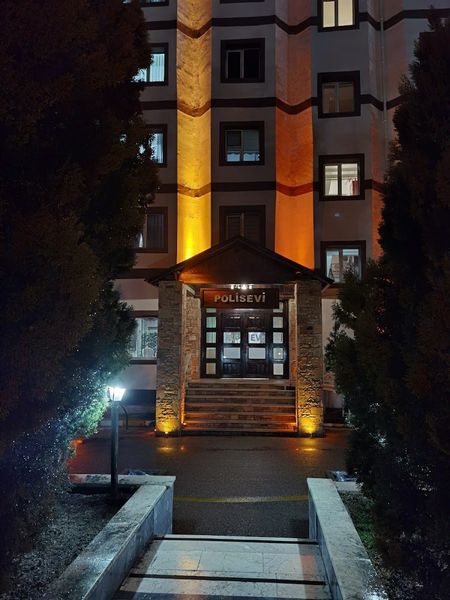 Eskişehir Polisevi binasının gece görünümü