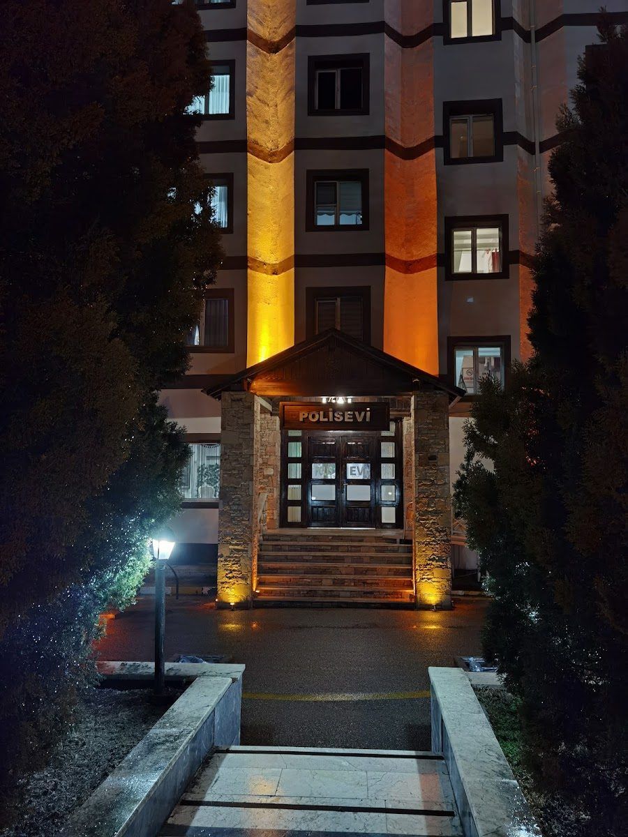 Eskişehir Polisevi binasının gece görünümü