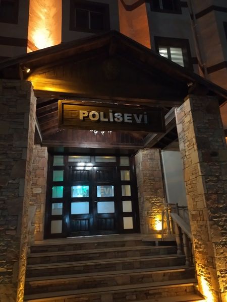 Eskişehir Polisevi girişinin gece görünümü