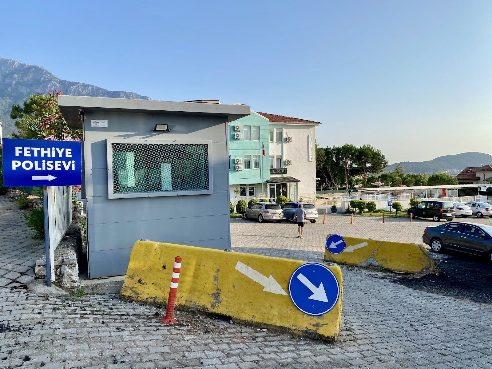 Fethiye Polisevi giriş tabelası