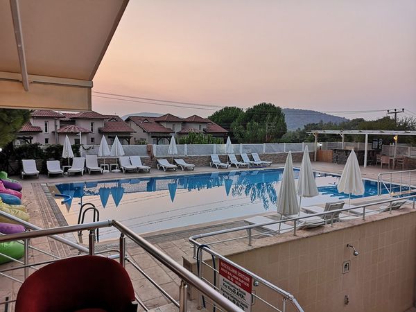 Fethiye Polisevi havuz alanının akşam görünümü