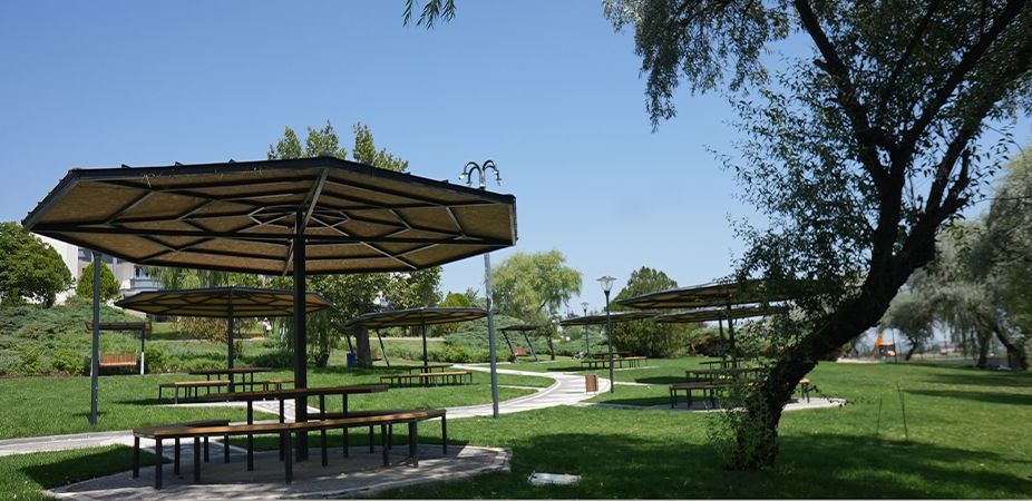 Gölbaşı Polis Evi bahçesinde gölgelikler ve piknik masaları