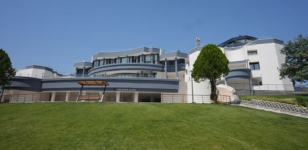 Gölbaşı Polis Evi binası ve önündeki çimlik bahçe