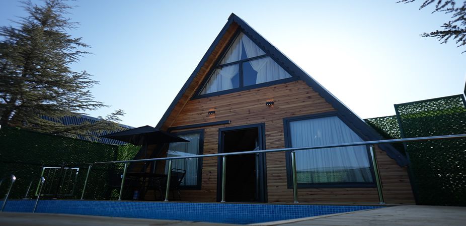 Gölbaşı Polis Evi bungalovunun cephesi ve havuz kenarı