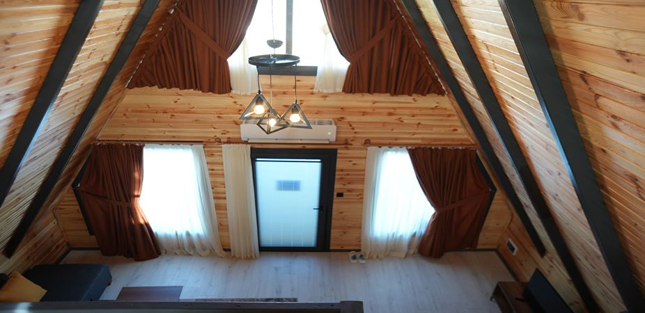 Gölbaşı Polis Evi bungalovunun ahşap iç mekanı
