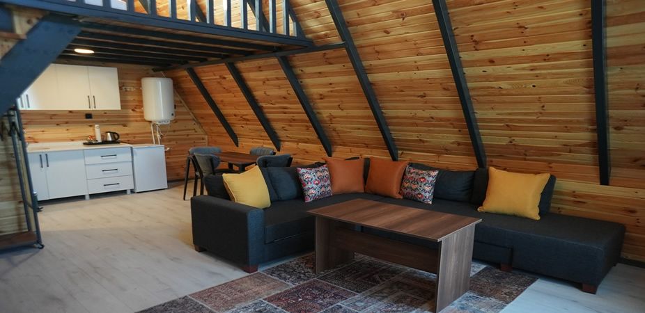 Gölbaşı Polis Evi bungalovunda oturma grubu ve mutfak