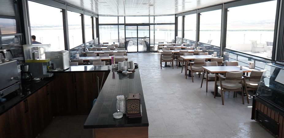 Gölbaşı Polis Evi'nin cam cepheli kafe bölümü
