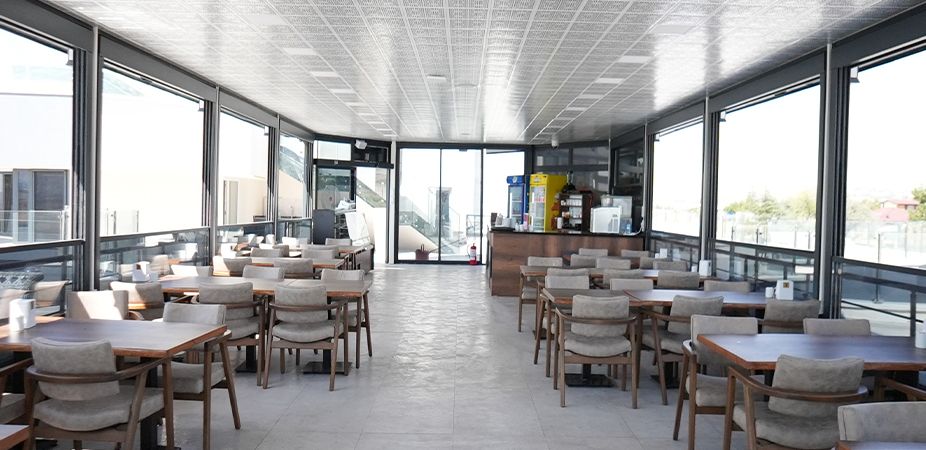 Gölbaşı Polis Evi kafesinde göl manzaralı masalar
