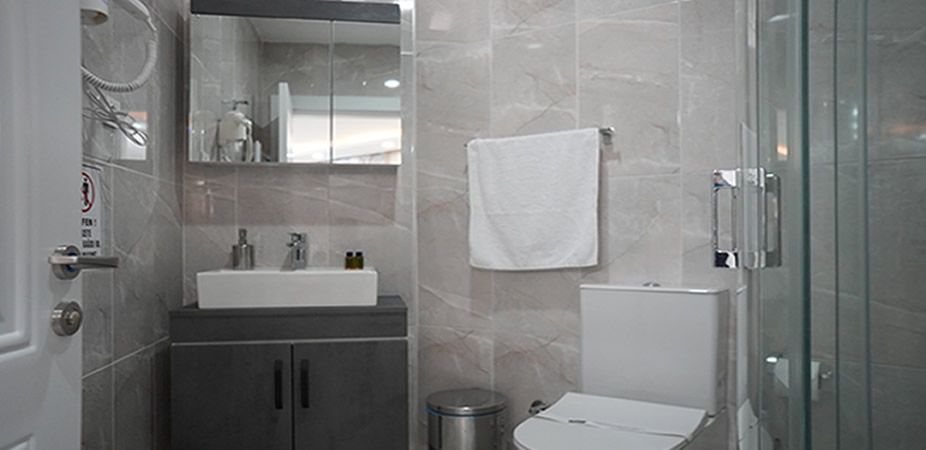 Gölbaşı Polis Evi oda banyosu ve duşakabin