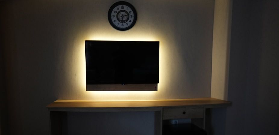 Gölbaşı Polis Evi odasında televizyon ve çalışma masası