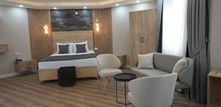 Gölbaşı Polis Evi'nde oturma köşeli çift kişilik oda