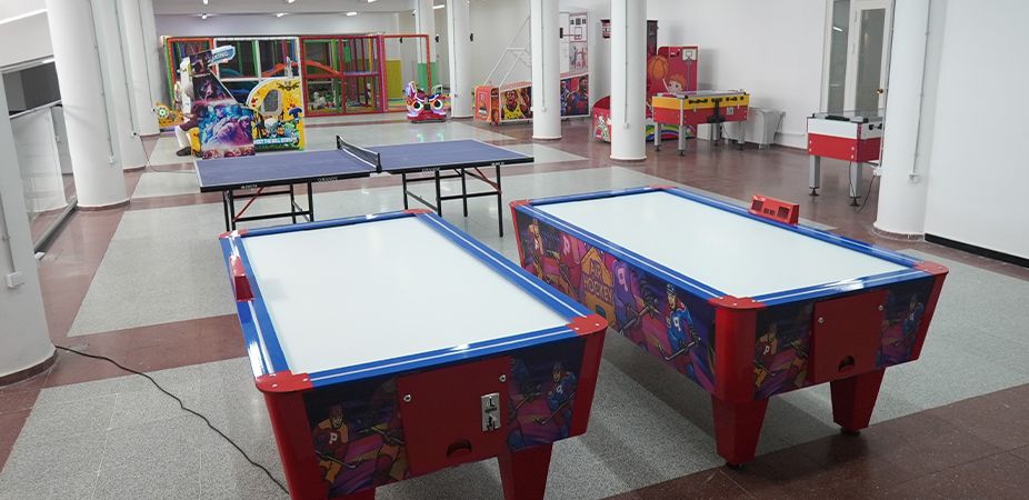 Gölbaşı Polis Evi oyun salonunda hava hokeyi ve masa tenisi masaları