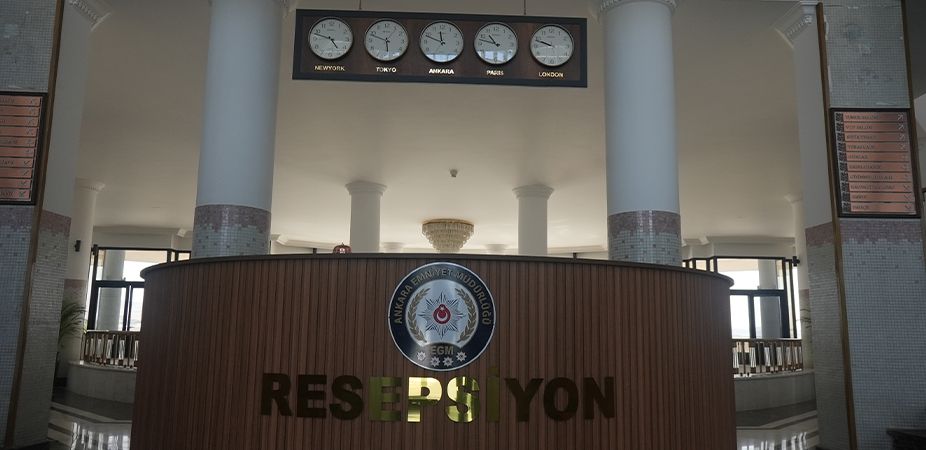Gölbaşı Polis Evi resepsiyon bankosu