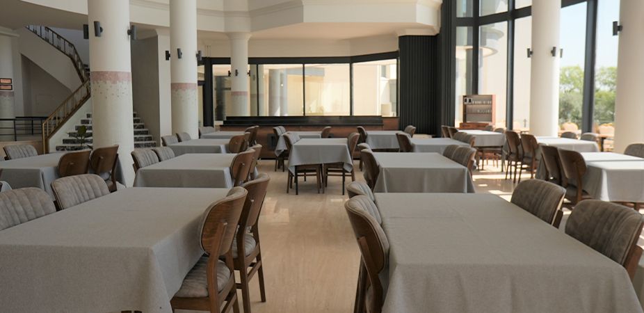 Gölbaşı Polis Evi restoranının geniş yemek salonu