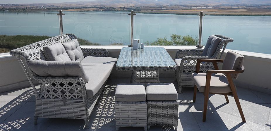 Gölbaşı Polis Evi terasından Mogan Gölü manzarası ve oturma grubu