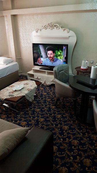 Hakkari Polisevi odasında televizyon ünitesi