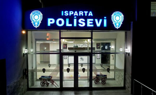 Isparta Polisevi girişinin gece görünümü