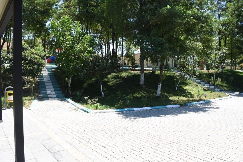 Kahramanmaraş Polisevi bahçesinde yürüyüş yolu