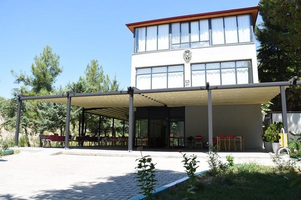 Kahramanmaraş Polisevi ek binası ve bahçesi