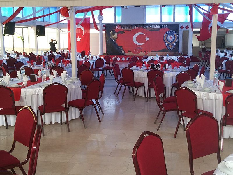 Karaman Polisevi davet salonunda masa düzeni