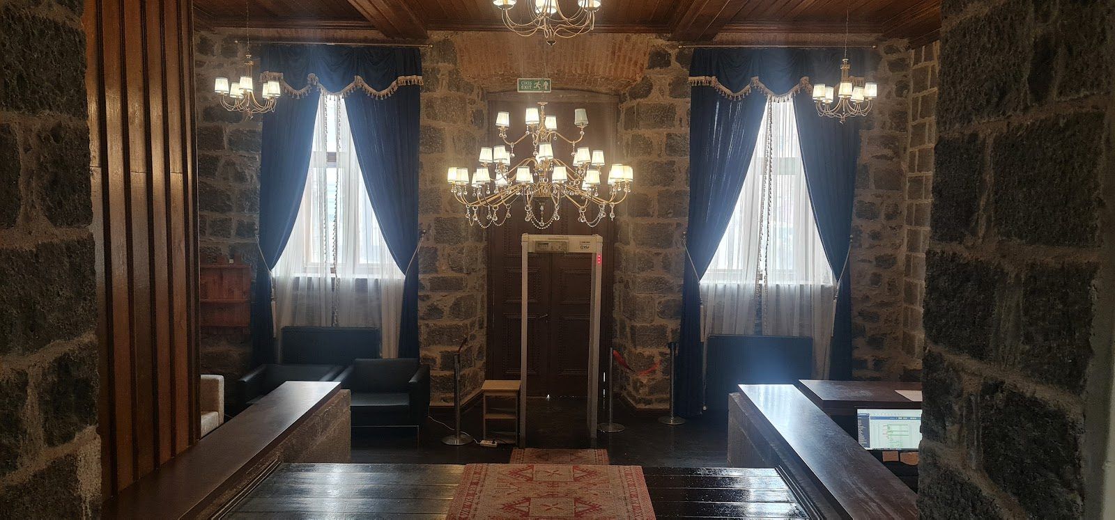 Kars Polisevi avizeli holü