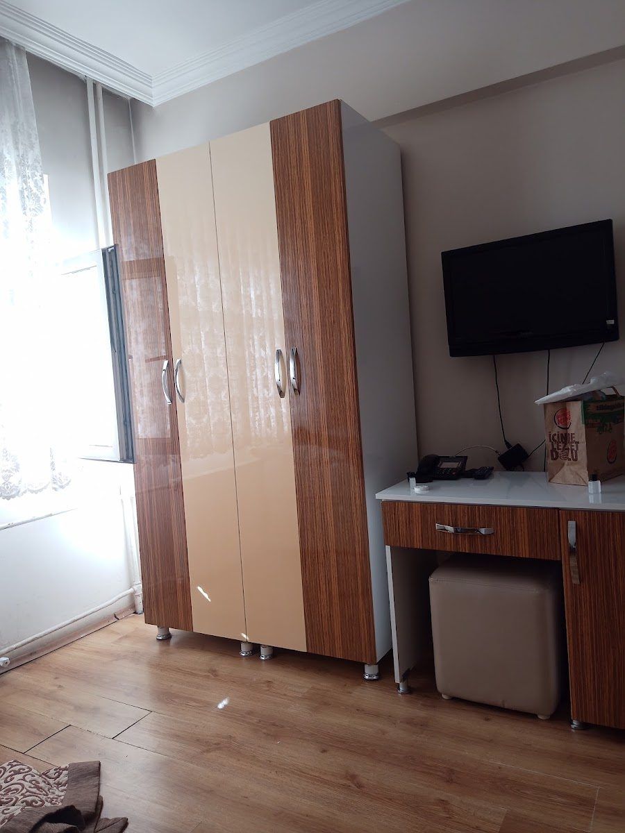 Kars Polisevi odasında çalışma masası