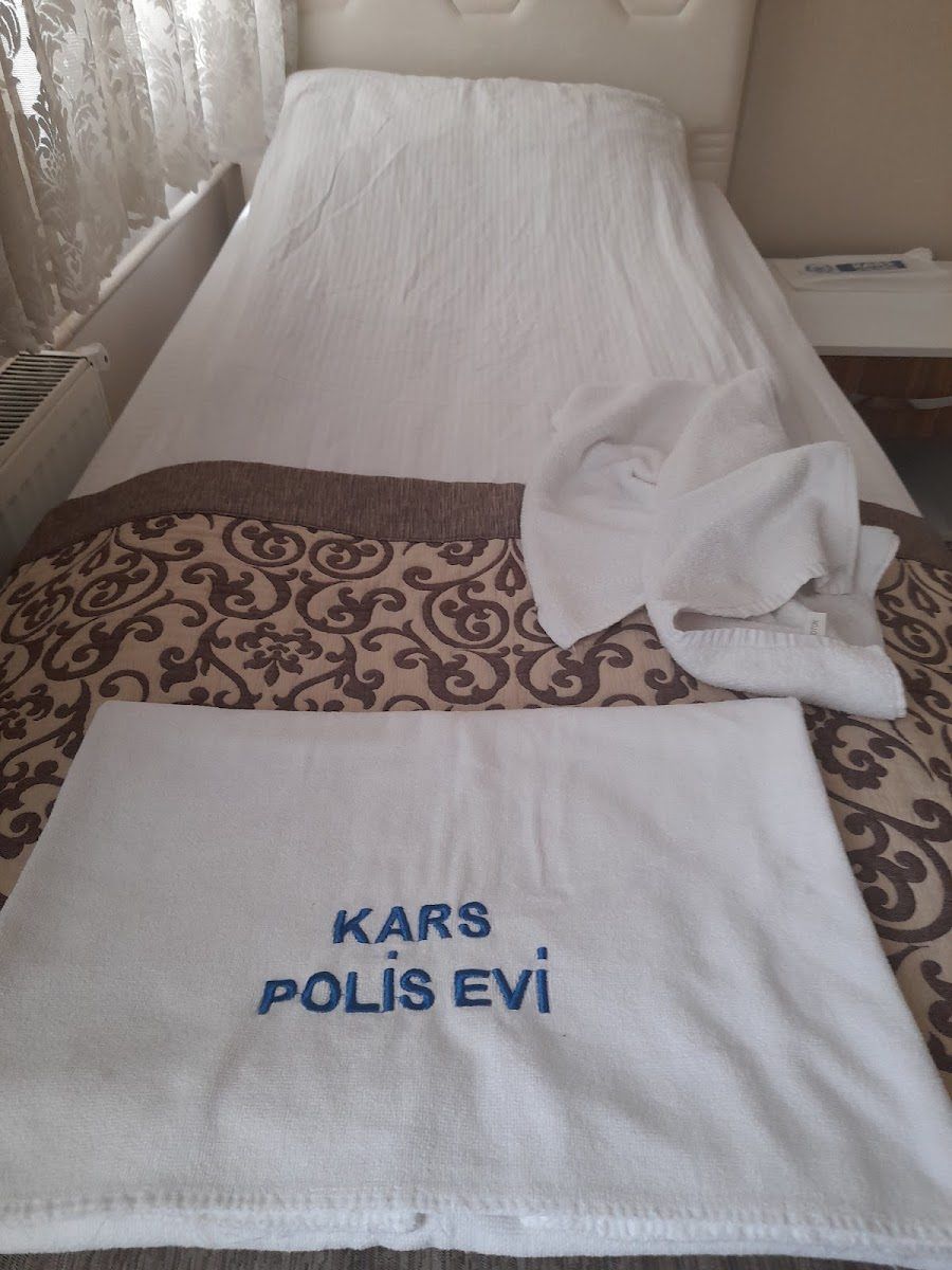 Kars Polisevi odasında yatak düzeni
