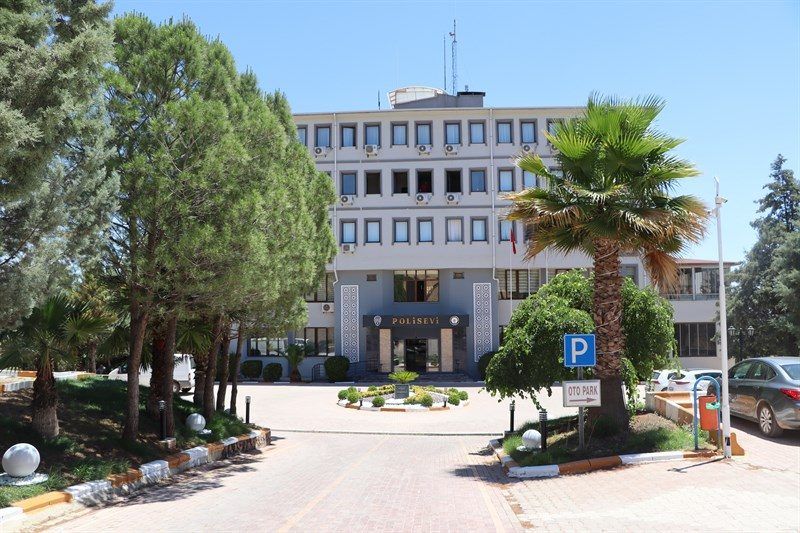Kilis Polisevi binası ve bahçesi